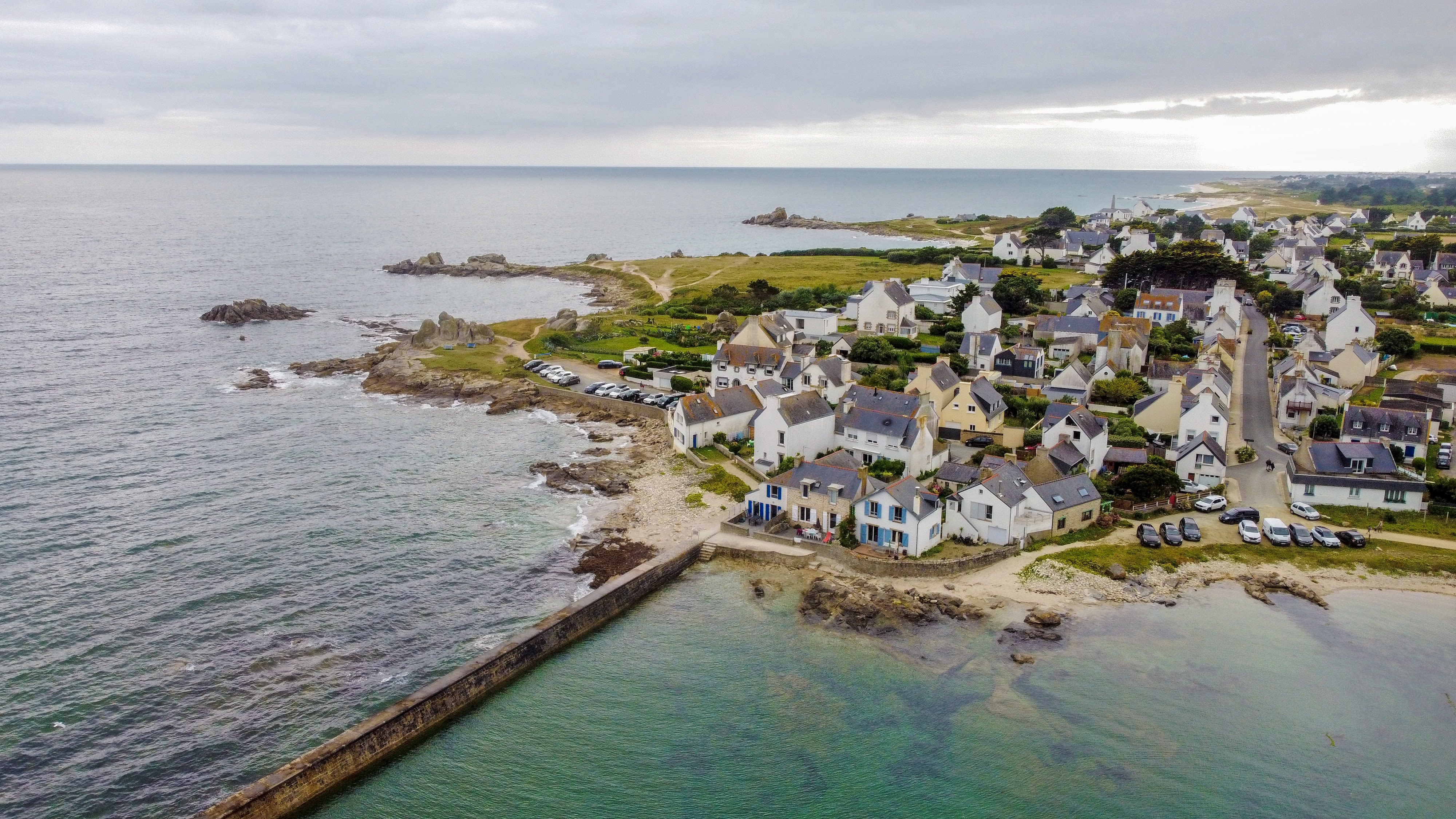 white houses near body of water during daytime